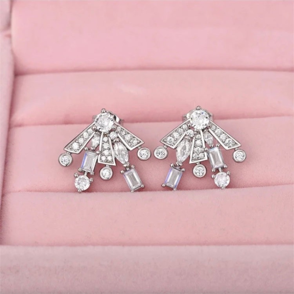 - Gorgeous Swarovski Elements Studs - image 1